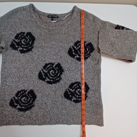 Cable & Gauge Gray Sweater with Black Roses Size Large - Picture 6 of 7